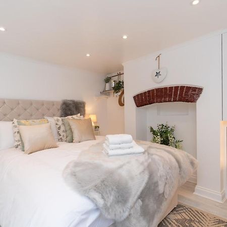 Central Apartment - With Patio And Sofa Bed! Cheltenham Buitenkant foto