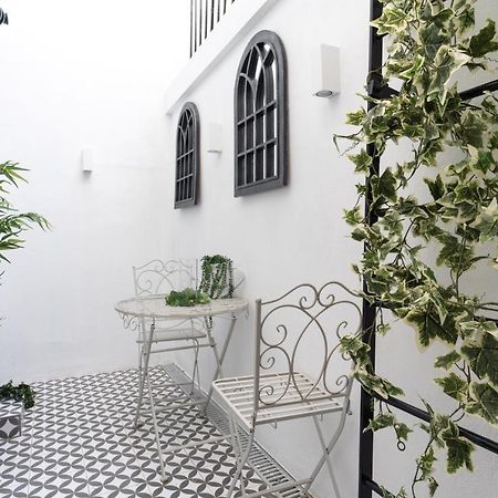 Central Apartment - With Patio And Sofa Bed! Cheltenham Buitenkant foto