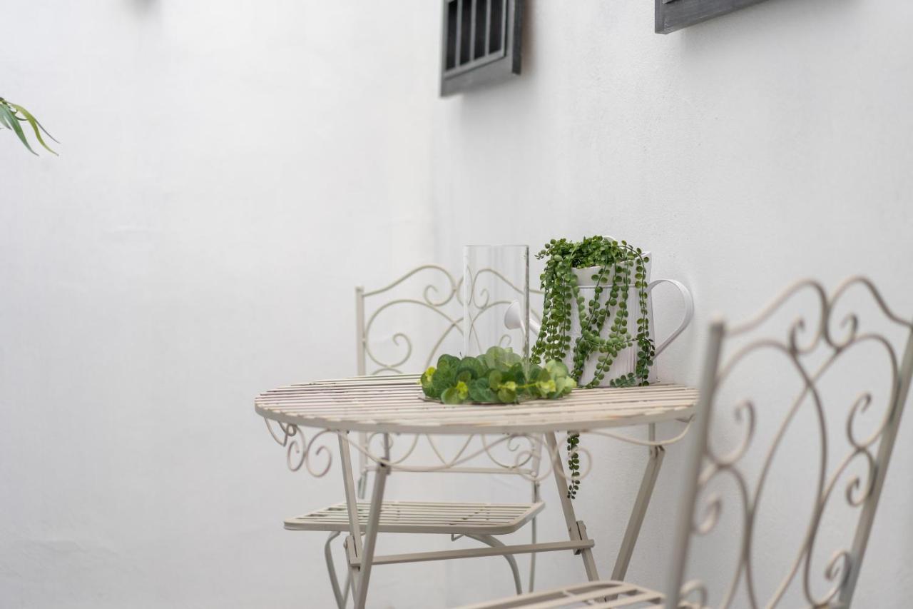 Central Apartment - With Patio And Sofa Bed! Cheltenham Buitenkant foto
