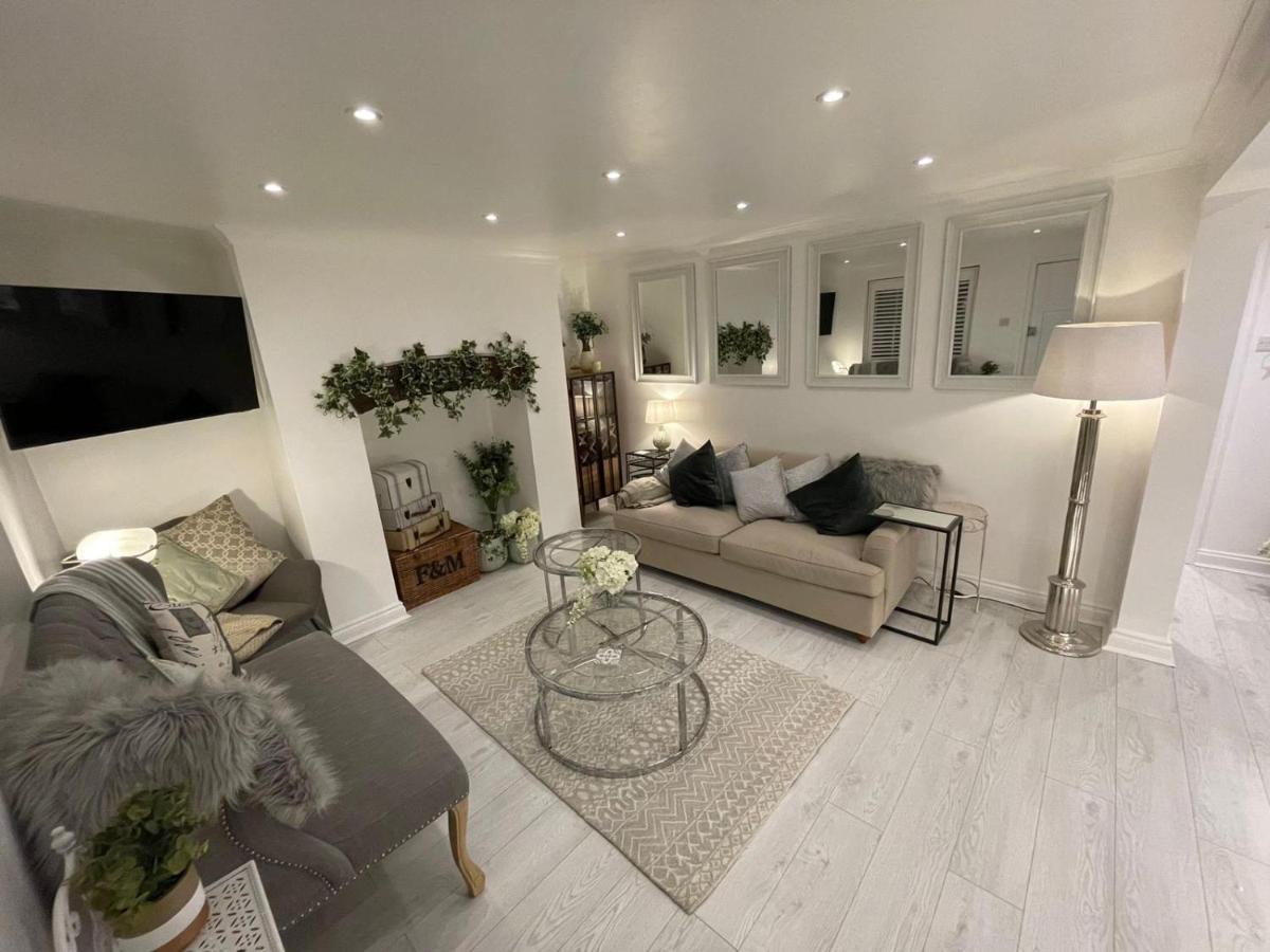 Central Apartment - With Patio And Sofa Bed! Cheltenham Buitenkant foto
